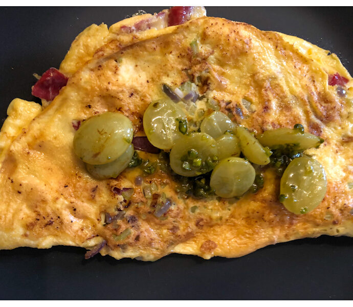 Gourmet Omelette mit Ziegenfrischkäse und Honig-Trauben