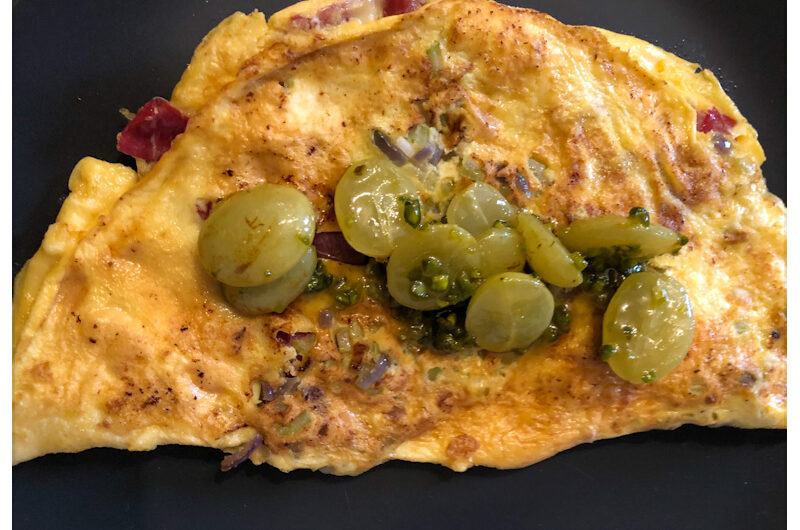 Gourmet Omelette mit Ziegenfrischkäse und Honig-Trauben