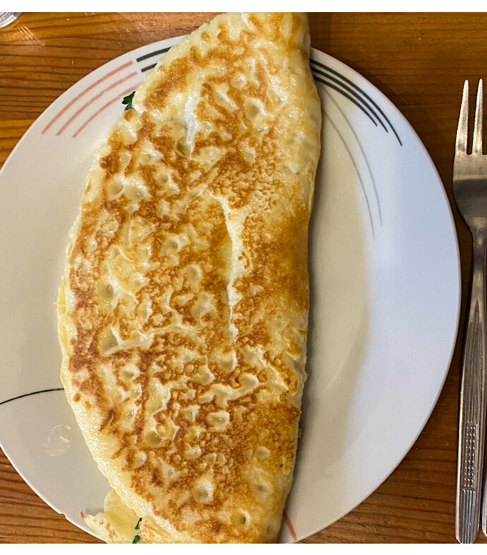 Gefüllter Eierkuchen (oder Omelette) mit Schinken und Käse