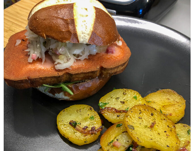 Bayrischer Leberkäs-Burger mit Ananaskraut