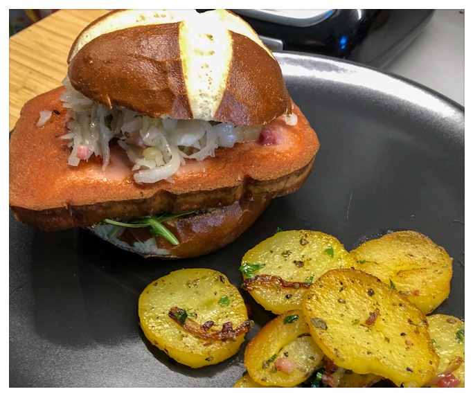 Bayrischer Leberkäs-Burger mit Ananaskraut