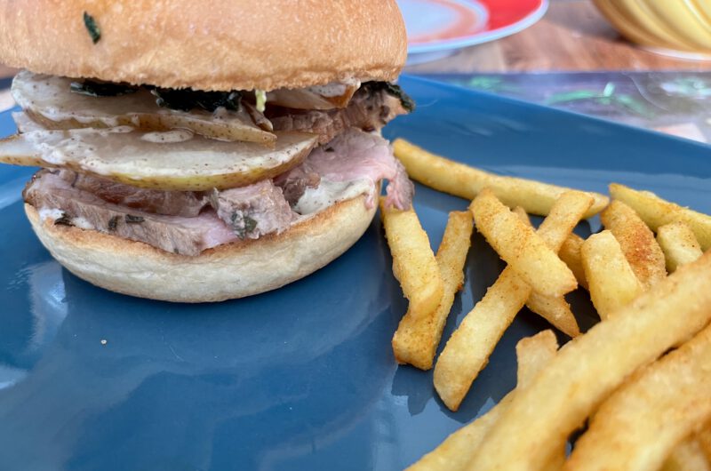 Pan Fried Pork Chop Burger mit Pommes