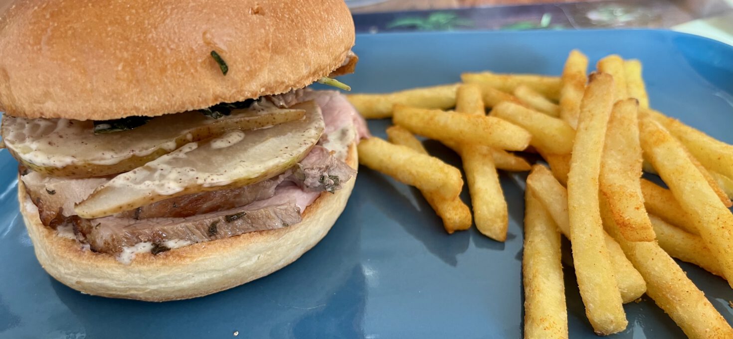 Pan Fried Pork Chop Burger mit Pommes