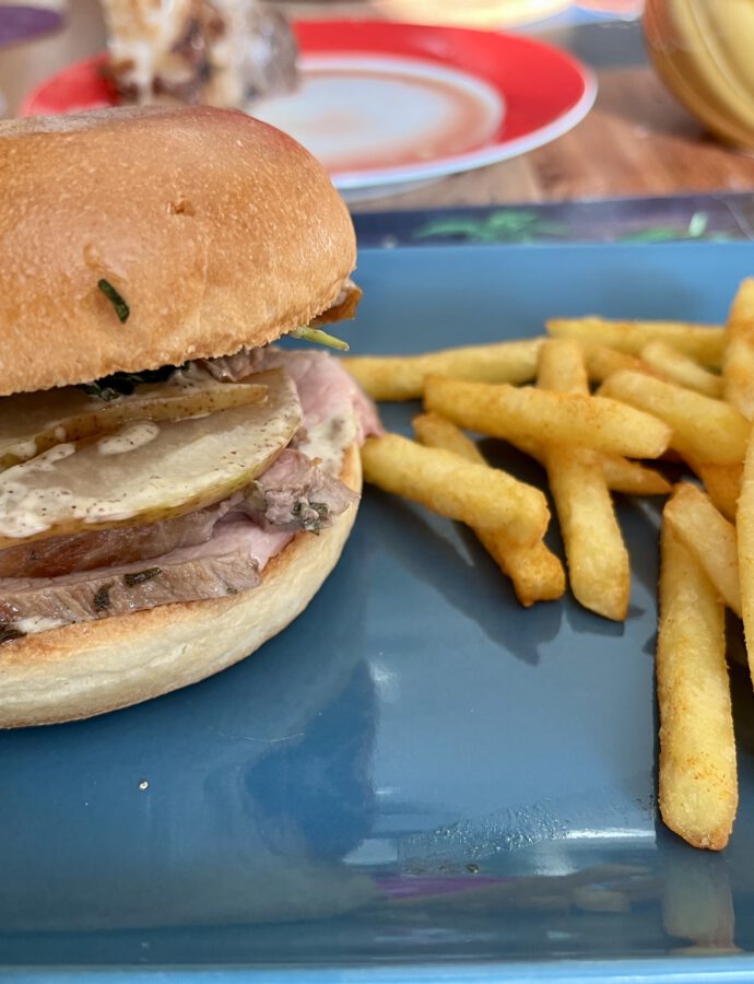 Pan Fried Pork Chop Burger mit Pommes