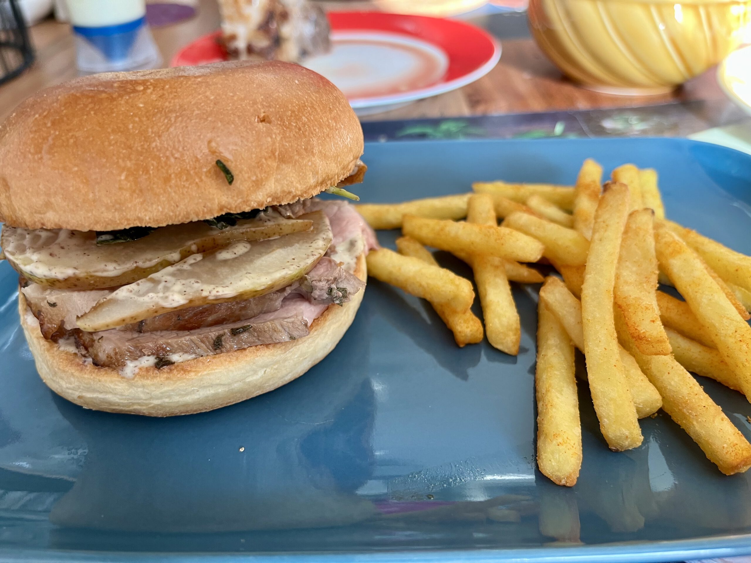 Pan Fried Pork Chop Burger mit Pommes