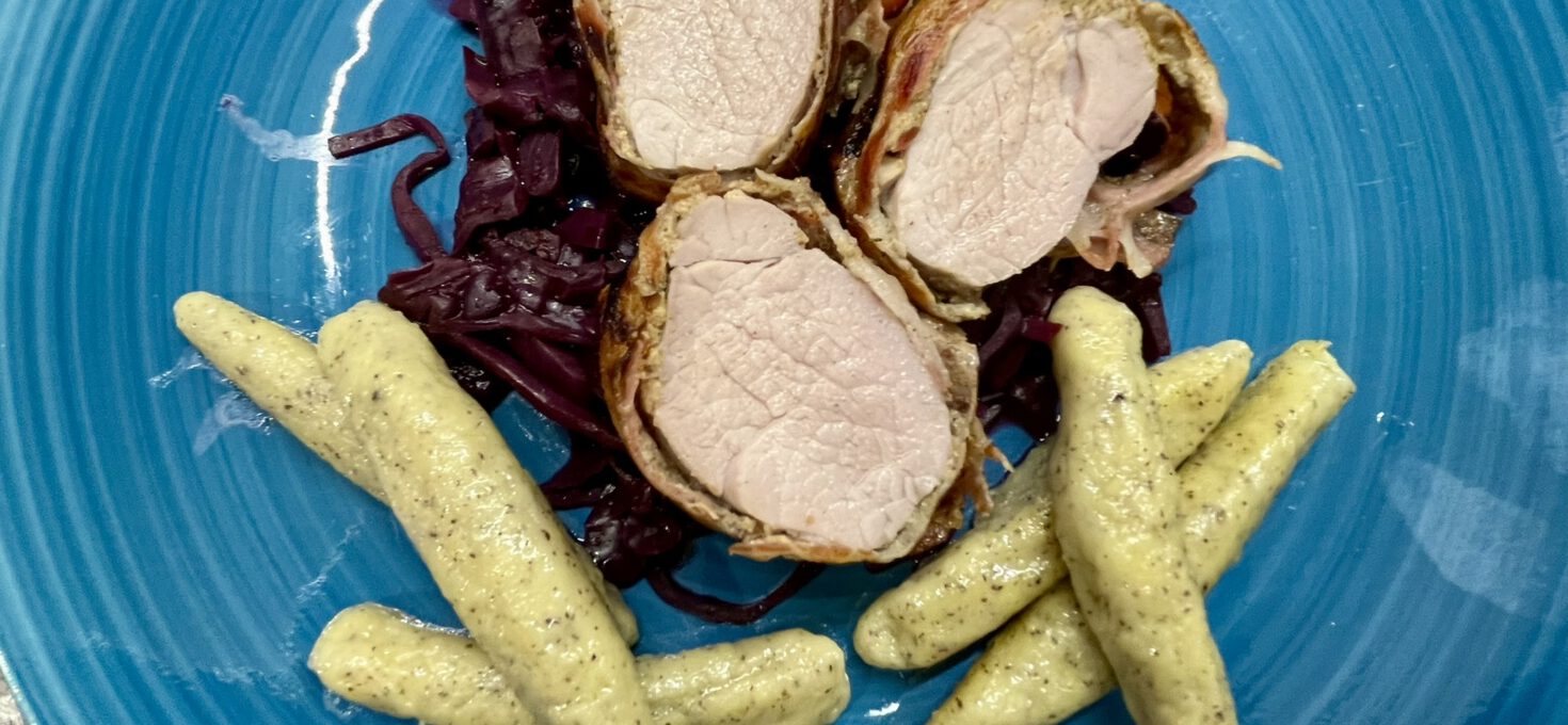 Schweinefilet im Senf-Speck Mantel auf Blaukraut und Mohn-Schupfnudeln