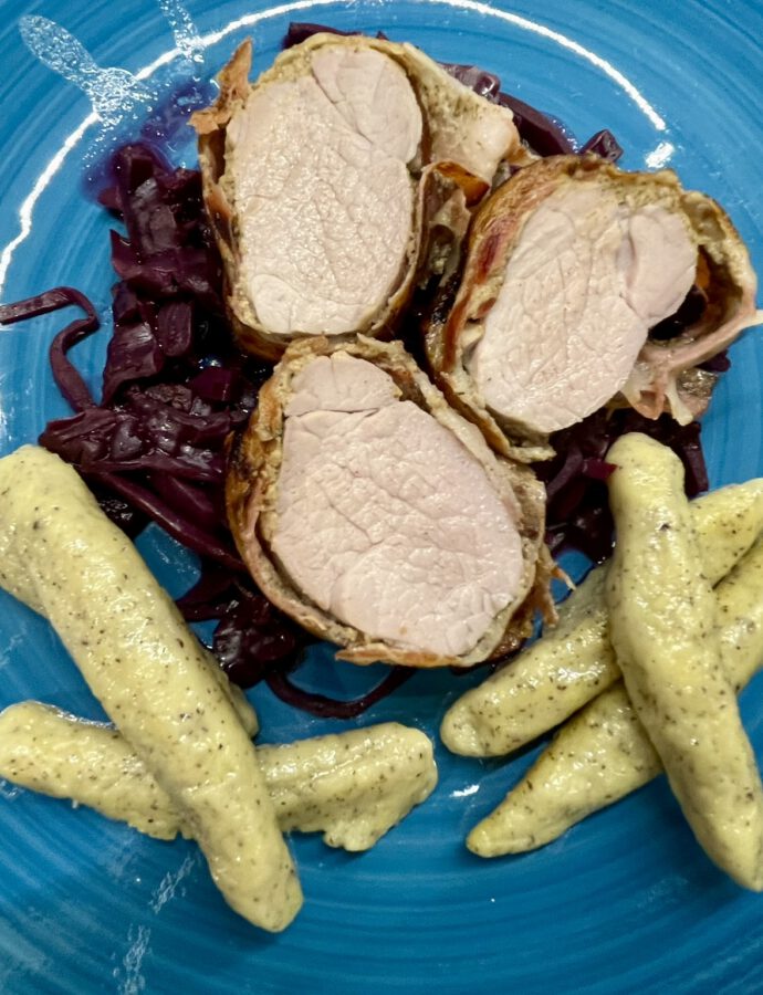 Schweinefilet im Senf-Speck Mantel auf Blaukraut und Mohn-Schupfnudeln