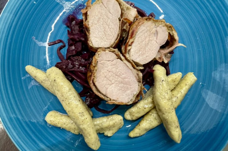 Schweinefilet im Senf-Speck Mantel auf Blaukraut und Mohn-Schupfnudeln